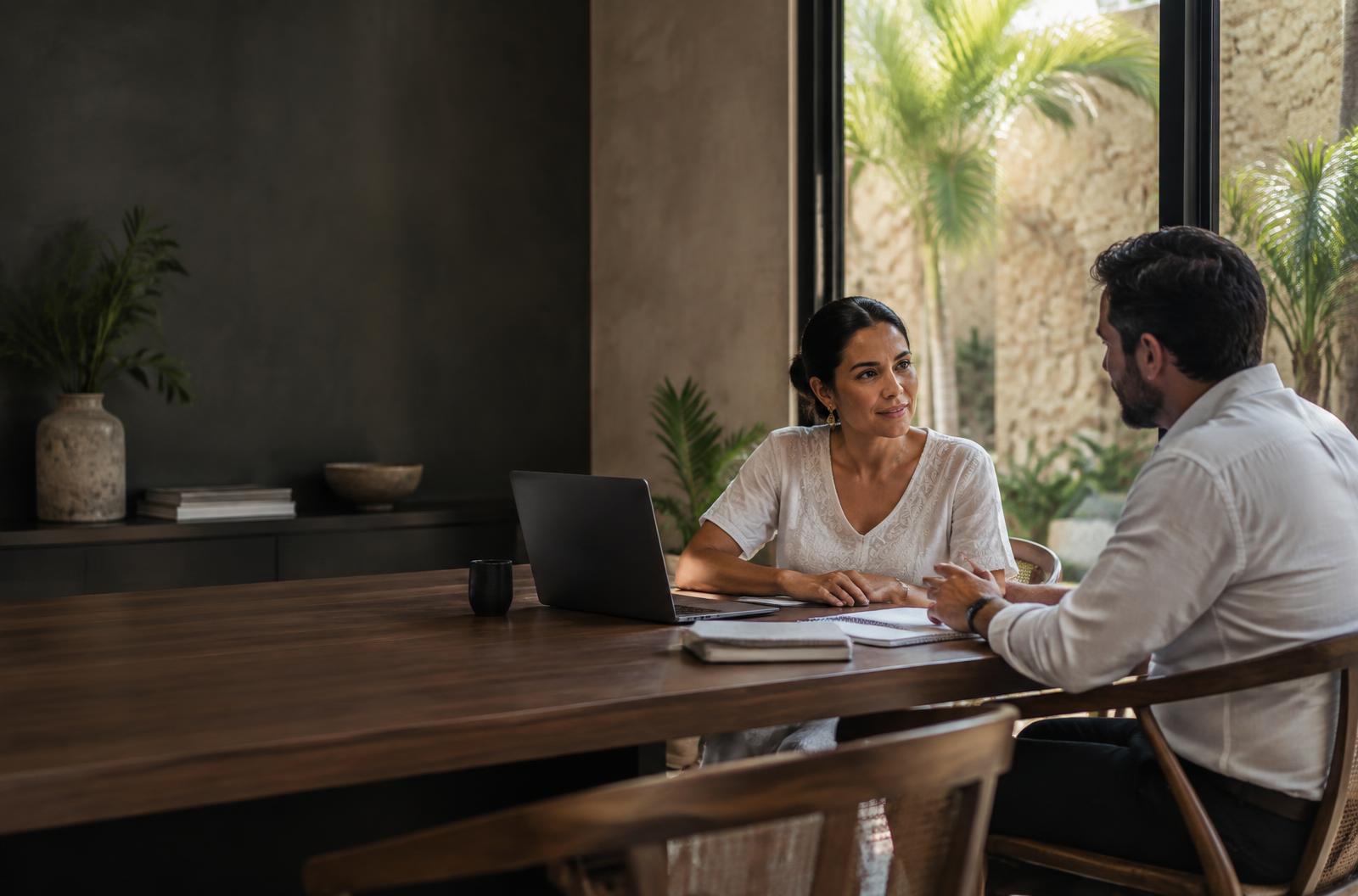 Conversación de trabajo en una oficina con luz natural